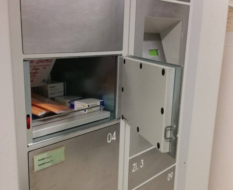 Narcotics safe with pull-out compartment